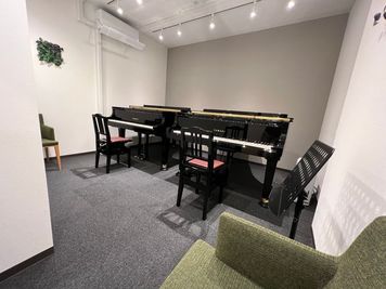 YAMAHA C3Xを2台常設。個人練習だけでなく、アンサンブルや音楽教室としてのご利用に最適です。 - 桜上水 CLASSIC STUDIO  　--東京音楽堂--