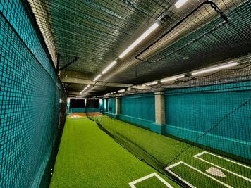 可動式のネットでセパレートも可能です。 - パムズ・スポーツスタジオ 【2名以上定額】屋内スポーツ施設・調布駅・西調布駅の室内の写真