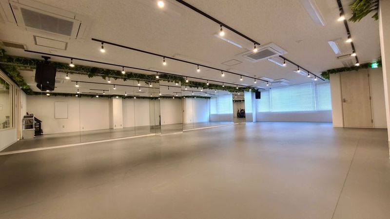 リノリウム床仕上げのダンススタジオです。 - スタジオパックス南浦和本社店 【当店初回利用限定】【￥1,000/h】ダンススタジオの室内の写真