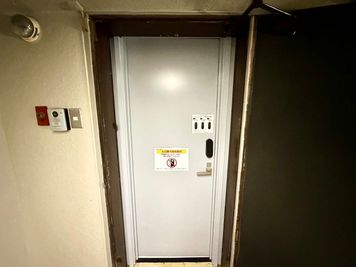 【予約完了メールに記載している方法で解錠し、ご入室ください】 - 【閉店】Lounge-R 六本木 【閉店】Loung-R 六本木の入口の写真