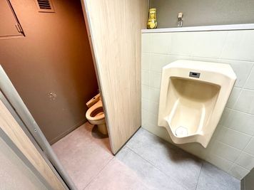 【男性用：個室×1、小便器×1】 - 【閉店】Lounge-R 六本木 【閉店】Loung-R 六本木の設備の写真