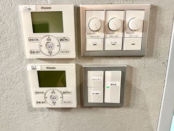 【室内に専用エアコンがあるので温度設定を自由に変更可能です。リモコンは入口ドアから入ってすぐ右の壁にございます】 - 【閉店】Lounge-R 六本木 【閉店】Loung-R 六本木の設備の写真
