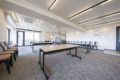 【レイアウト例：机のみ並べた島型形式 ※レイアウト変更はお客様自身で行っていただきます】 - TIME SHARING 新宿御苑前 壱丁目参番館 8Aの室内の写真