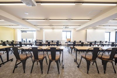 【ホワイトボード・スクリーン・司会台など備品類が充実】 - TIME SHARING 新宿御苑前 壱丁目参番館 8Aの室内の写真