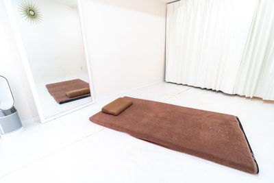 タイ古式の方も利用可
施術マット（有料）
※ 折り畳みの施術台をしまった状態です - 渋谷109から徒歩4分のレンタルサロン 渋谷109から徒歩4分/ 24時間 /無休営業/ 完全個室サロンの室内の写真