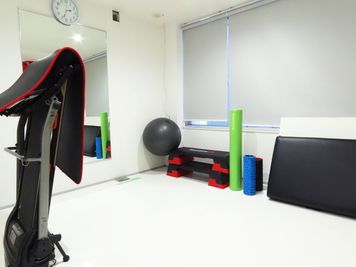 ストレッチ・マッサージ、有酸素、ピラティス・ヨガエリア - 株式会社MUSCLE・BODY・MAKE レンタルジムの室内の写真