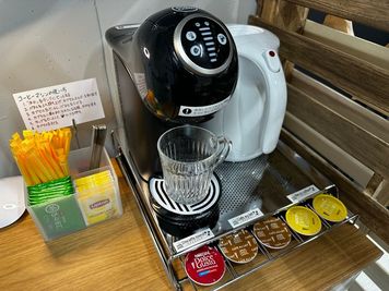 カフェコーナーがあります！
ブレンドコーヒー、デカフェコーヒー、カフェオレ、紅茶、煎茶、ココアをご用意☕️ - サマセットスタジオ＆シアター Somerset studio&theaterの室内の写真