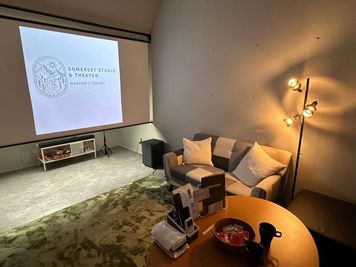 110ｲﾝﾁｽｸﾘｰﾝのプライベートシアター✨中野駅徒歩7分🚶大きなソファ、カフェ、人気TVゲーム等☕️ - サマセットスタジオ＆シアター