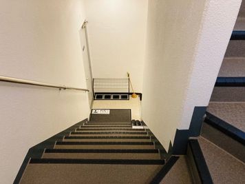 階段を降りましたら、カーペットのところで靴をお脱ぎください
左手が更衣室、右手がスタジオです - カグラハウス カグラハウス　B1 スタジオの入口の写真