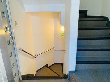 地下への階段をお進みください - カグラハウス カグラハウス　B1 スタジオの入口の写真