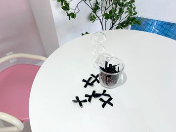 スタジオ内の小物類も全て利用可能です👓 - 5801 Studio 全方向映えスポット♡ 韓国風フォトスタジオの室内の写真