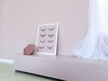 一部ピンク色の壁をご用意💖出窓に腰掛けての撮影がおすすめ。手前のベンチは移動可能です🛋 - 5801 Studio 全方向映えスポット♡ 韓国風フォトスタジオの室内の写真