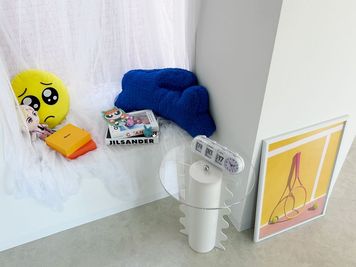 スタジオ内の小物類も全て利用可能です👓 - 5801 Studio 全方向映えスポット♡ 韓国風フォトスタジオの室内の写真