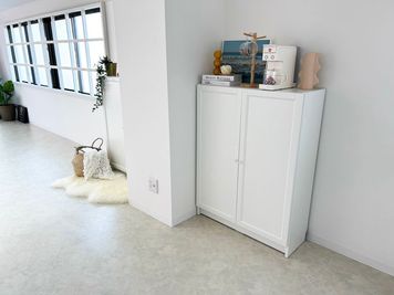 スタジオ内の小物類も全て利用可能です👓 - 5801 Studio 全方向映えスポット♡ 韓国風フォトスタジオの室内の写真