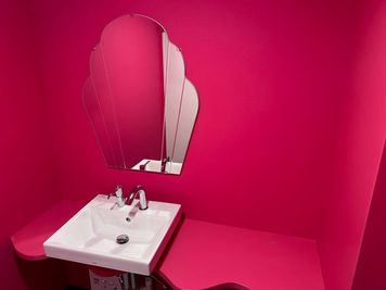 トイレの洗面台。
壁から天井まで全面ピンクで自撮りや物撮りで使用してもかわいい。 - 5801 Studio 全方向映えスポット♡ 韓国風フォトスタジオの室内の写真