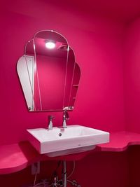 トイレの洗面台。
壁から天井まで全面ピンクで自撮りや物撮りで使用してもかわいい。 - 5801 Studio 全方向映えスポット♡ 韓国風フォトスタジオの室内の写真