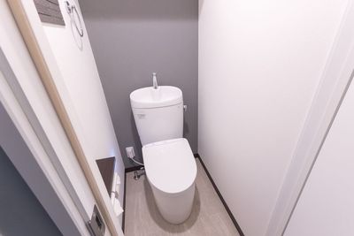 自動開閉機能付きの独立型トイレ - diporta-レンタルサロン- diporta新宿 セラピストのためのレンタルサロンの設備の写真