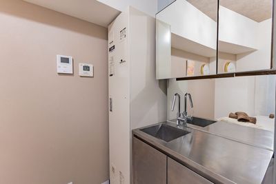 鏡面の洗面所 - diporta-レンタルサロン- diporta新宿 セラピストのためのレンタルサロンの設備の写真