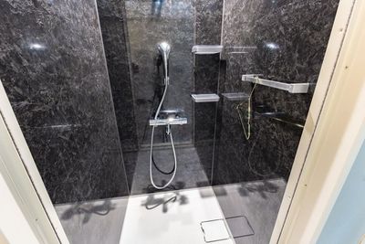 大理石調の更衣室（シャワー利用不可） - diporta-レンタルサロン- diporta新宿 セラピストのためのレンタルサロンの設備の写真
