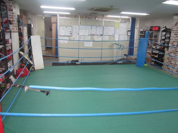 5メートル四方の広いリングを利用できます。 - ラッキースターボクシングクラブ ボクシングの練習はもちろん、格闘技、ヨガ等に利用可能。の室内の写真