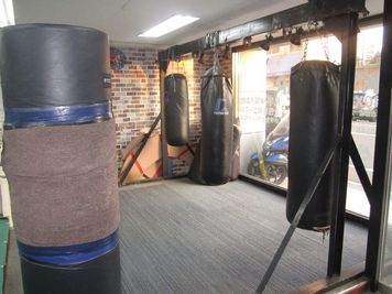 サンドバッグ3基とスタンドバッグ1基 - ラッキースターボクシングクラブ ボクシングの練習はもちろん、格闘技、ヨガ等に利用可能。の設備の写真