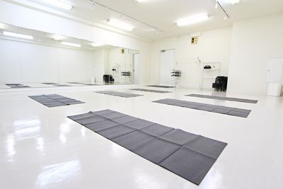 全身鏡（6ｍ×2ｍ）設置。ヨガやピラティスにも最適です。 - RENTALSTUDIO  ACTS 大泉 ✨大泉学園駅2分の広々レンタルスタジオ✨の室内の写真