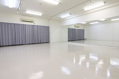 カーテンを設置していますので、荷物置き場や着替えスペースとしてスペースを区切ってご利用いただけます。 - RENTALSTUDIO  ACTS 大泉 ✨大泉学園駅2分の広々レンタルスタジオ✨の室内の写真