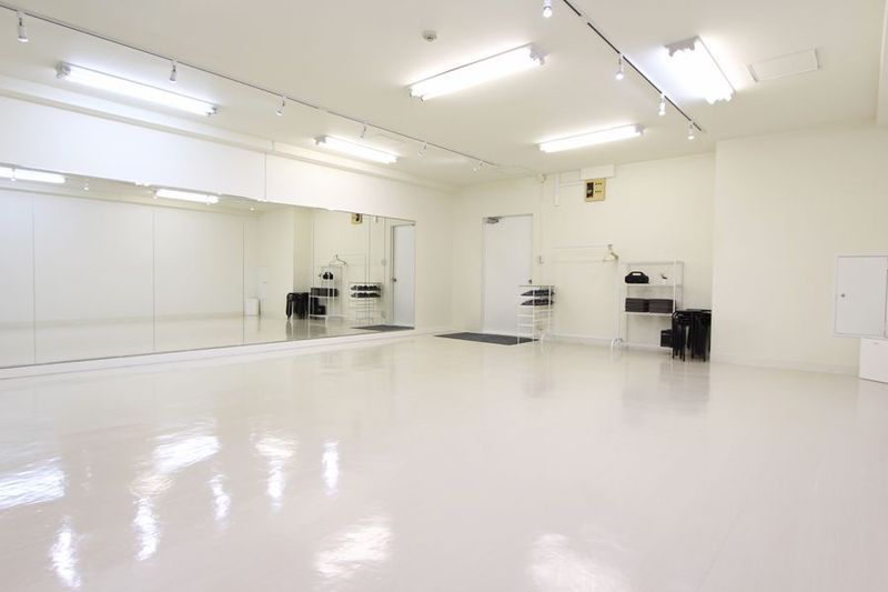清潔感ある広々としたスタジオです。天井高さ2.6ｍなので、小道具の使用も可能です。 - RENTALSTUDIO  ACTS 大泉の室内の写真