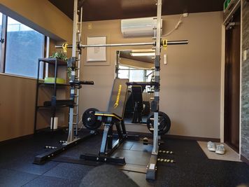 ブラウン色を基調とした落ち着いた空間で、人目を気にせずトレーニング - Fit Room　櫛屋町東店