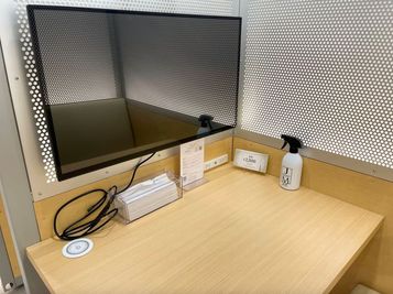 全席モニター完備になります。 - FEEEP新宿西口店 FEEEP新宿西口店｜定員 1名半個室｜部屋番号5(S)の設備の写真