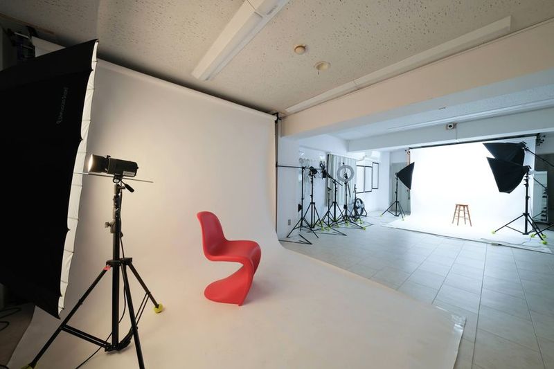 バックペーパーがスタジオ内の２箇所に設置してあります。なのでバックペーパーを使用しての撮影が２箇所同時の行うことが可能です。撮影イベントにも最適です。 - studio valko 県内最安!!★本格撮影スタジオ studio valko 横浜の室内の写真