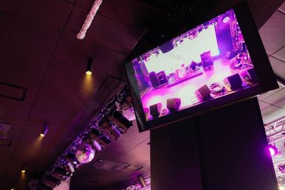 ホール内の柱裏にはモニターもご用意しています - Yogibo META VALLEY ライブハウス、劇場の室内の写真