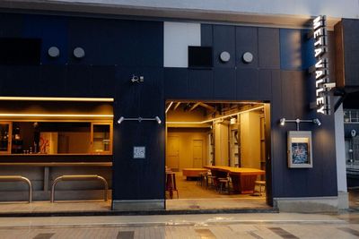 外観ーカフェ、パブとしての機能も兼ね備えた飲食スペース - Yogibo META VALLEY ライブハウス、劇場の外観の写真