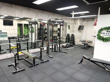 大きな鏡で自分のフォームをバッチリ確認 - 80’s GYM×CAFE×BAR 80's GYMの室内の写真