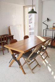 撮影でも使える大きめのテーブル - FIVE STUDIOの室内の写真