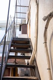 裏口の右側にある鉄の外階段を上がって2階へ。 - 寺子屋大吉 広々２階‼️和室付き18畳のアンティーク洋室の室内の写真