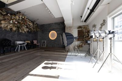 光と影、ドライフラワーと満月が織りなす独自の世界観を製作しました - studio owl アールデコお茶の水店｜撮影スタジオ お月さまと超大型ドライフラワー造形で撮影できるフォトスタジオの室内の写真