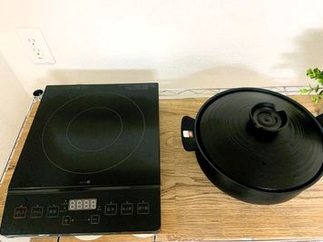 キッチン:お鍋セット:IHクッキングヒーターと3〜4人用のお鍋をご準備しています。 - RundRond　-るんどろんど- キッチン付きレンタルスペース（多目的スペース）の設備の写真