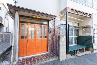 朱色の玄関開き戸が特徴の寺子屋大吉1階正面。 - 寺子屋大吉 世田谷まったり古民家１階‼️6畳2間続き間ー3駅使えてとても便利の外観の写真