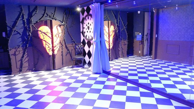 高さ２.２mの鏡が７枚
幅は５mと１.６mになります
踊り場は約２４m2です - NIGHT PHANTASY STUDIO 1F Dance Floorの室内の写真