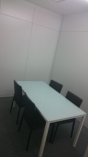 世界最速ネット導入横浜駅前応接室 - ビジネスコミュニティ横浜オフィス