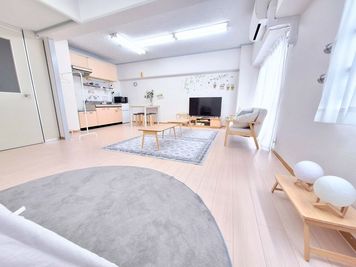 白×木を基調としたナチュラルな室内に仕上げてます - レンタルスペースこもれび＠新大阪 レンタルスペースこもれび＠カルム新大阪の室内の写真