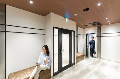 THE HUB 品川 コワーキングスペース【会話可能エリア】の室内の写真