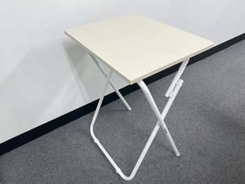 折りたたみテーブルが2脚あります - L&Cスペース谷町四丁目駅前 A号室の室内の写真