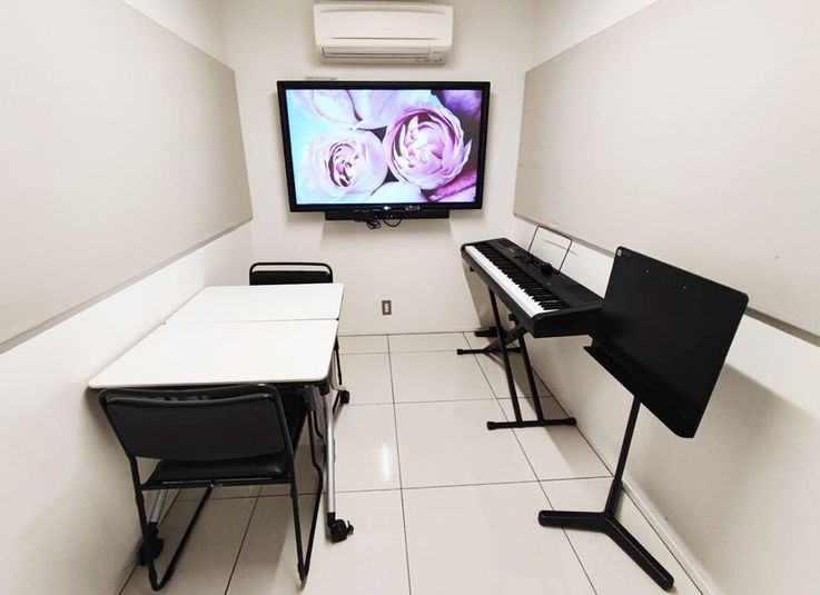 室内には机・椅子・電子ピアノ・電子黒板・譜面台がございます - 渋谷ホール&スタジオ 404 防音スタジオの室内の写真