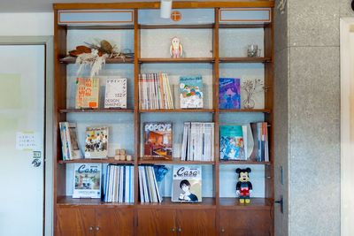 店内奥の本棚（ファッション、インテリア雑誌やデザイン本など） - PLAY BALL! CAFE 1階フロア（カウンターを除く）の室内の写真