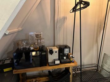 電子レンジ、コーヒーメーカーを完備しております - アトリエ キッチン、調理設備完備のリノベ済み古民家の設備の写真