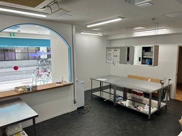 広々した作業スペースも完備★ - Buzz Cafe by ANELLA 浦安 キッチン付きレンタルスペースの設備の写真