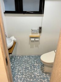 トイレは男女兼用、女性専用の２カ所☆ - Buzz Cafe by ANELLA 浦安 キッチン付きレンタルスペースの設備の写真