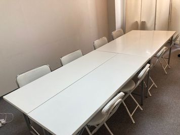 ハイテーブルの配置（8人掛け）
人気の8人横並び配置。オフ会・誕生会・懇親会に人気 - スケッチ （オフ会・勉強会・飲み会・オンライン会議） 👪✨広島中区レンタルスペース ✨の室内の写真